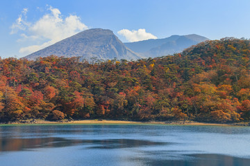 秋のえびの高原　六観音御池と韓国岳　宮崎県えびの市　Ebino plateau　Rokkannonmi pond and Mt,Kankokudake　autumn　Miyazaki　Ebino city