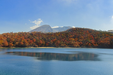 秋のえびの高原　六観音御池と韓国岳　宮崎県えびの市　Ebino plateau　Rokkannonmi pond and Mt,Kankokudake　autumn　Miyazaki　Ebino city