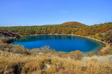 Fototapeta premium 秋のえびの高原 不動池 宮崎県えびの市 Ebino plateau hudou pond autumn Miyazaki Ebino city