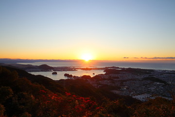 鷲尾山山頂から日の出を眺める　秋（高知県高知市）