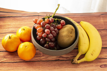 frutta fresca e naturale di stagione sul tavolo di legno