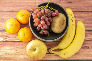 frutta fresca e naturale di stagione sul tavolo