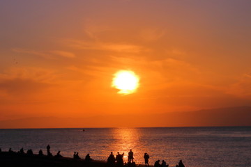 太平洋の夕日と人のシルエット