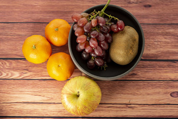 frutta fresca e naturale di stagione sul tavolo 