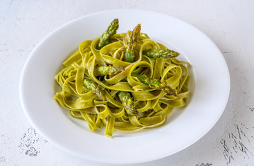 Spinach fettuccine with fried asparagus