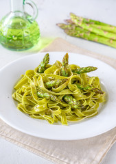Spinach fettuccine with fried asparagus