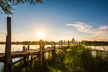 Obraz premium Man walking on wooden bridge
