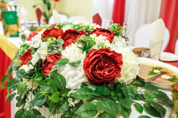 Beautiful flowers on elegant dinner table in wedding day. Decorations served on the festive table in blurred background