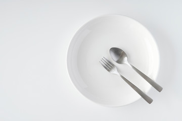 白いお皿・フォーク・スプーン