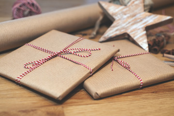 Weihnachtsgeschenke natürlich verpackt und dekoriert-umweltfreundliche und nachhaltig