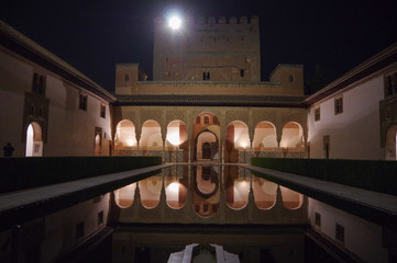 アルハンブラ宮殿　コマレスの中庭