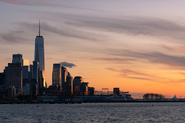 Obraz premium Skyline of the New York City Financial District along the Hudson River during a Sunset