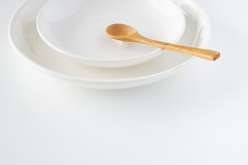 白いお皿・木のスプーン