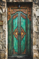 Traditionele Balinese handgemaakte gesneden houten deur. Meubels in Bali-stijl met ornamentdetails. Oude en vintage lokale architectuurstijl in Bali. Handgemaakte details.