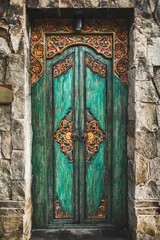 Zelfklevend Fotobehang Oude deur Traditionele Balinese handgemaakte gesneden houten deur. Meubels in Bali-stijl met ornamentdetails. Oude en vintage lokale architectuurstijl in Bali. Handgemaakte details.