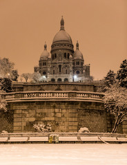 Image of nights in the city of Paris during the heavy snowfall of February 07, 2018.