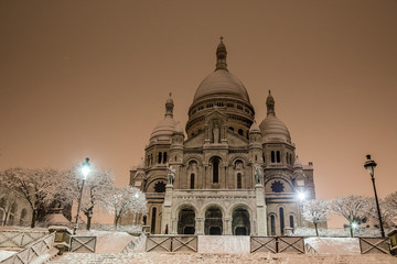 Fototapeta na wymiar Image of nights in the city of Paris during the heavy snowfall of February 07, 2018.