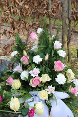 Gesteck mit Blumen nach beerdigung auf dem Friedhof