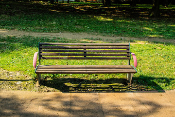 Bancos de jardim em um parque arborizado ótimo para descanso, ao redor do mundo (coleção de...
