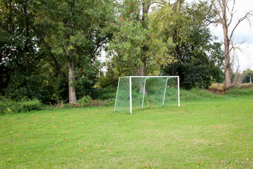 ein Fußballtor steht einsam auf einem Sportplatz