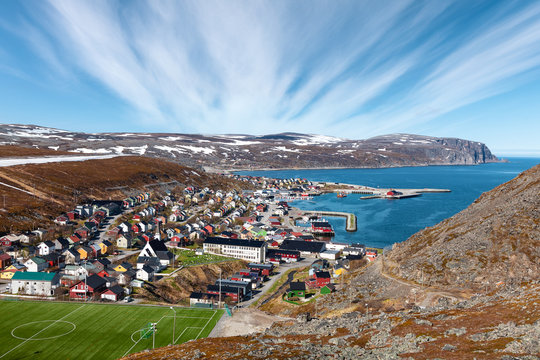 Kleinstadt am Polarmeer im Norden von Norwegen