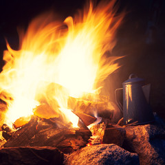 Lagerfeuer und Kaffeekanne in der Nacht