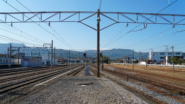 どこまでも伸びる複数の電車の線路