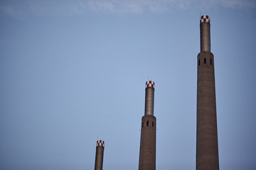 Chimeneas sin uso en una antigua central eléctrica