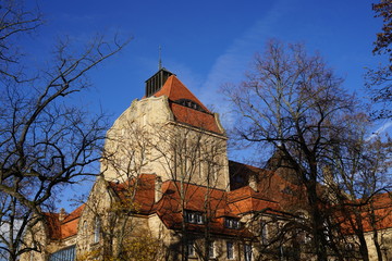 Die Jugendstil-Festhalle von Landau in der Pfalz hinter Bäumen