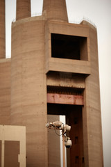 Cámara de vigilancia delante de una estructura de hormigón de una antigua central