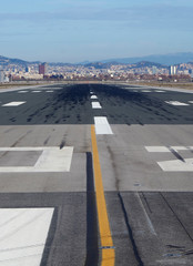 Pista de aterrizaje del aeropuerto de Barcelona con la ciudad al fondo