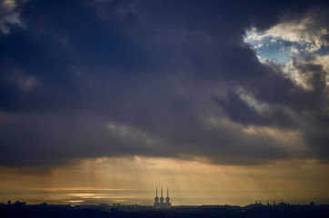 Cielo nublado con un claro de luz dorada en el horizonte en Barcelona