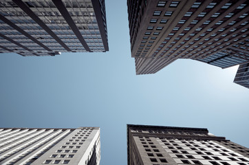 Fototapeta na wymiar Cielo azul despejado visto desde abajo entre edificios de Nueva York