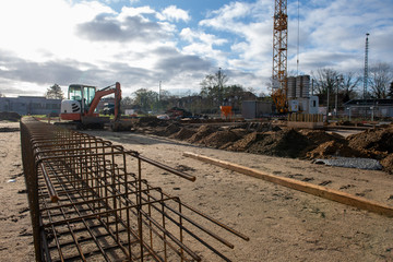 Baugrundst&uuml;ck mit Baustahl , Bagger und Kran 