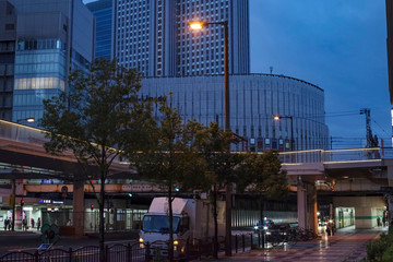 大阪梅田・梅田新歩道橋とJR大阪駅駅前の早朝の風景