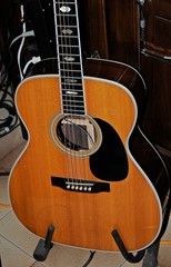 Obraz premium Chitarra acustica sei corde in legno pregiato