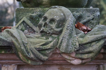 Darstellung des Todes auf einem historischen Grabstein