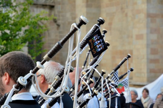Les musiciens d'un bagad breton qui jouent de la cornemuse &agrave; Tr&eacute;guier. France