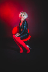 Femme et bottes rouges