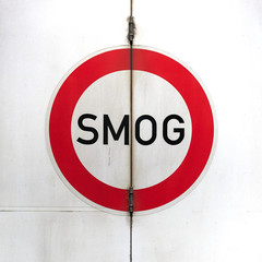 Altes deutsches Straßenschild, das auf SMOG Alarm hinweist