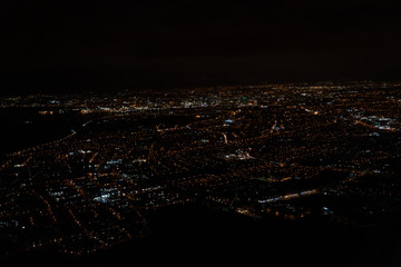 Blick auf Dublin bei Nacht aus dem Flugzeug - obrazy, fototapety, plakaty