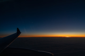 Sonnenuntergang aus Flugzeug über den Wolken - obrazy, fototapety, plakaty