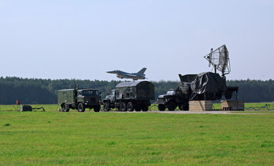 lotnisko wojskowe i startujący F 16