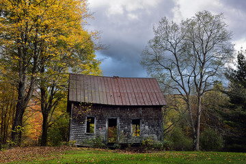 Fototapeta na wymiar Abandoned house near Moss Glen Falls Stowe Vermont in the Fall