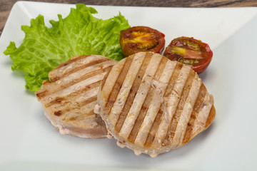 Grilled tuna steak with kumato