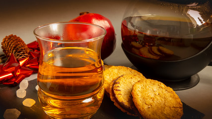 Tee mit Keksen und Granatapfel