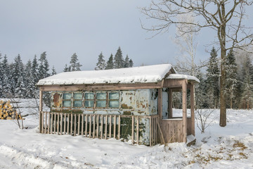 Fototapeta na wymiar old abandoned forest workers house in winter