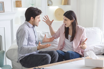 Obraz premium Husband and wife having fight in therapy or marital counseling