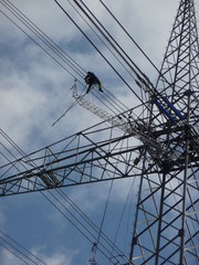 2019-X Div 525 Handwerker arbeiten an einem Strommast