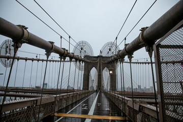 Obraz premium Brooklyn bridge under the rain and mist